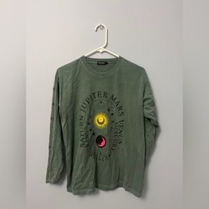 Super cute planet graphic crew neck t shirt!
